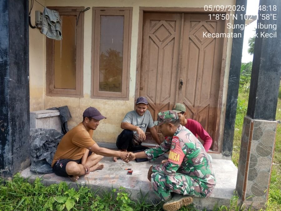 Duduk Bersama Warga, Babinsa Hendra Perkuat Keamanan Desa Sungai Nibung