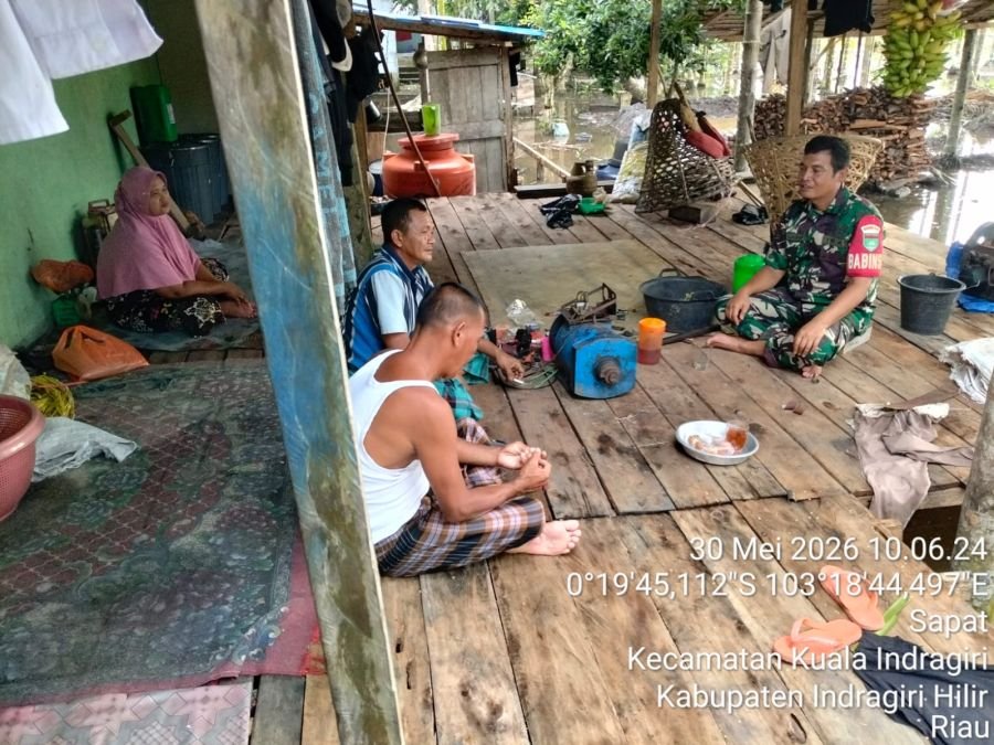 Duduk Bersama Warga, Babinsa Koramil 04/Kuindra Pererat Silaturahmi Lewat Komsos