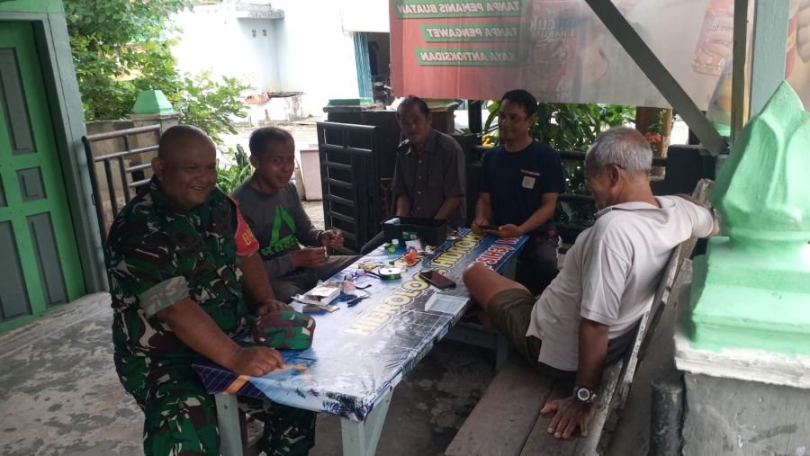 Duduk Bersama Warga, Babinsa Koramil 06/Sukajadi Perkuat Kamtibmas dan Cegah Karhutla