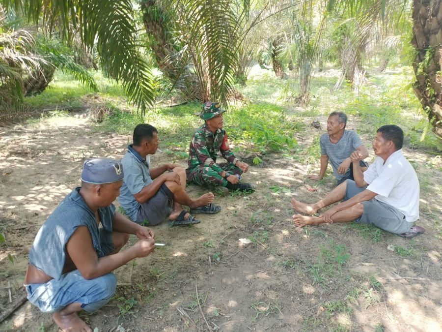Duduk Bersama Warga, Babinsa Rumbai Barat Perkuat Kemanunggalan TNI dan Rakyat