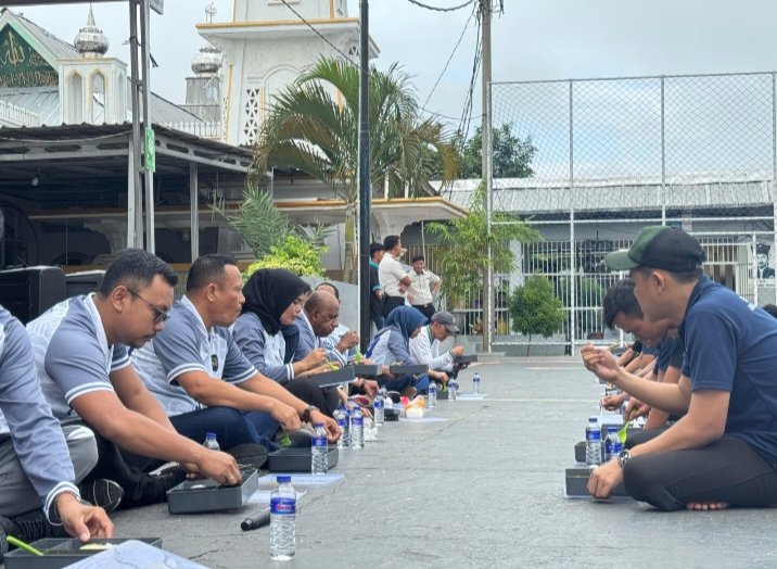 Duduk Sama Rendah, Kalapas Makan Bersama Warga Binaan: Keluarga Tak Akan Rusak Rumah Sendiri