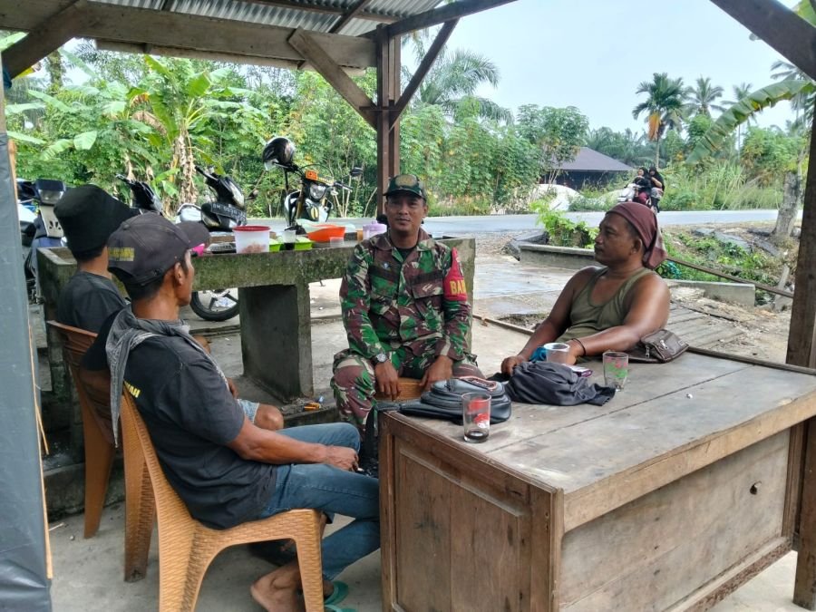 Duduk Santai Bersama Warga, Babinsa Koramil 05/Bukit Batu Pererat Silaturahmi di Sungai Siput