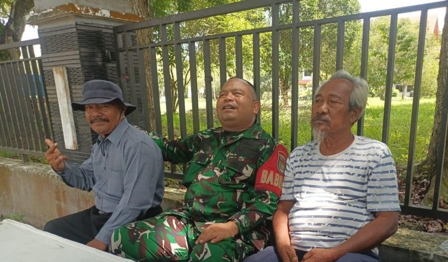 Duduk Santai di Bawah Pohon, Babinsa Pelda Novaldi Komsos Bersama Warga Rumbai Bukit