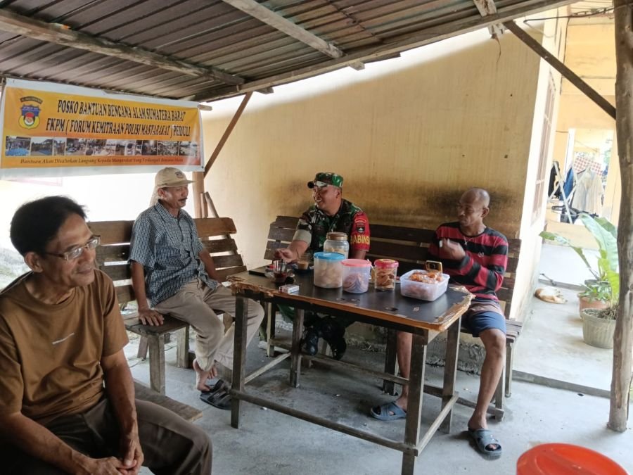 Duduk Santai Penuh Makna, Babinsa Koramil 06/Sukajadi Bangun Kedekatan dengan Warga