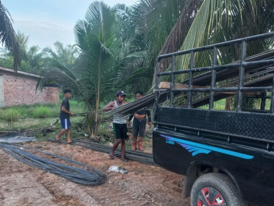 Dukung Akses Mobilitas Warga, Babinsa Koramil 01/Bangko Bersama Masyarakat Mulai Bangun Jembatan Gar