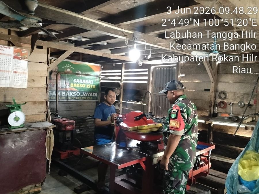 Dukung Ekonomi Kreatif, Serka JH. Pasaribu Cek UMKM Penggilingan Bakso di Bangko