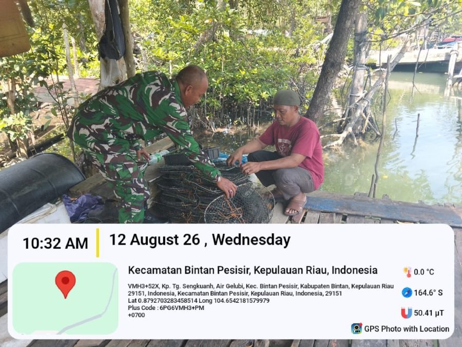 Dukung Ekonomi Masyarakat Pesisir, Babinsa Air Glubi Tinjau Langsung Aktivitas Pengrajin Bubuh di Kp