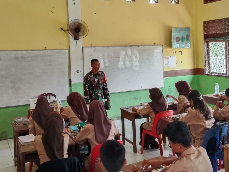 Dukung Gizi Generasi Muda, Koramil 01/Bangko Dampingi Distribusi 1.570 Porsi Makanan Sehat di Sinabo