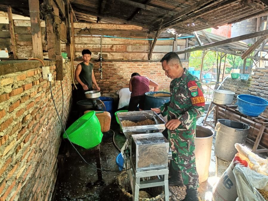 Babinsa Koramil 05/RM Dampingi Pelaku UMKM Pembuatan Tempe di Bangko Lestatari