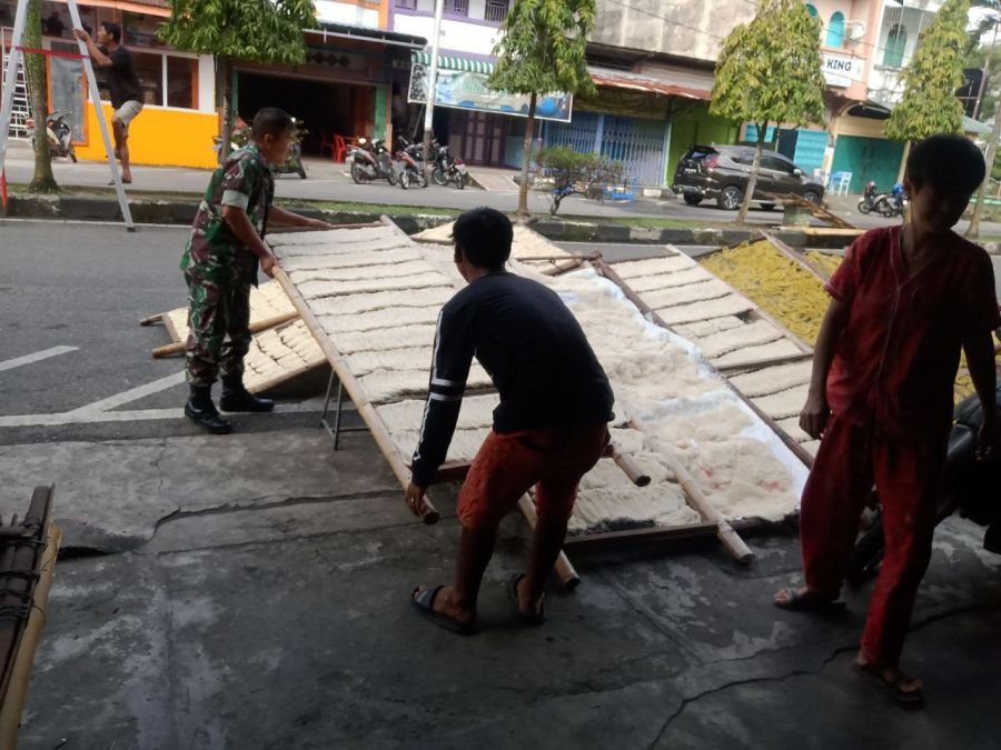 Dukung Ketahanan Ekonomi, Babinsa Koramil 0321-01/Bangko Cek Usaha Pembuatan Mie Milik Warga