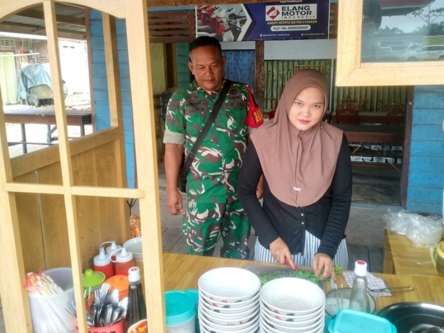 Dukung Ketahanan Ekonomi, Babinsa Koramil 01/Bangko Cek Perkembangan UMKM Pembuatan Mie Ayam