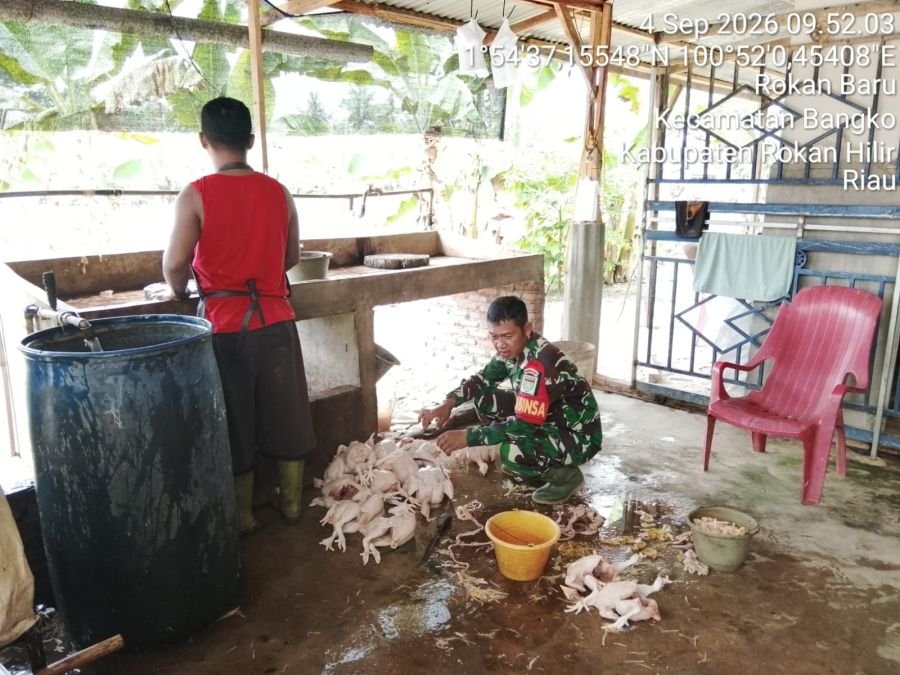 Dukung Ketahanan Ekonomi Warga, Babinsa Koramil 01/Bangko Cek Usaha Penggilingan Bakso di Pekaitan