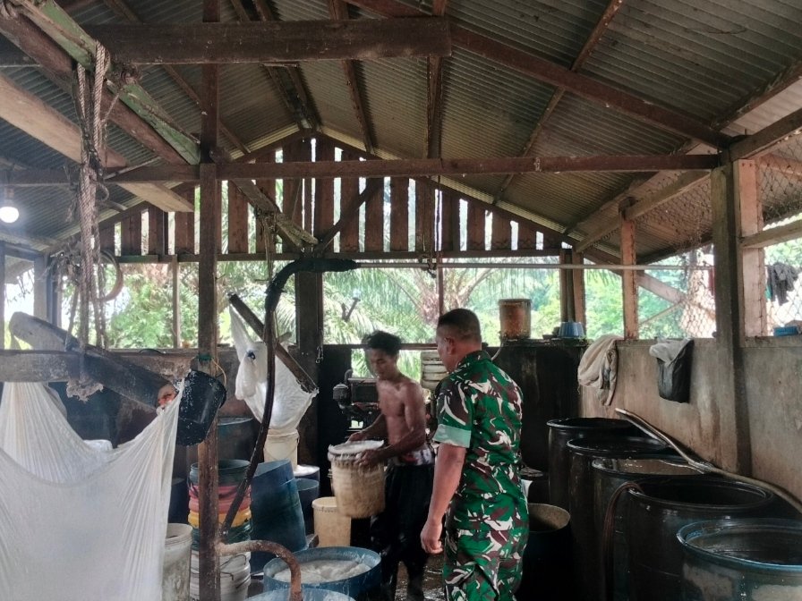 Dukung Ketahanan Ekonomi Warga, Babinsa Koramil 0321-01/Bangko Cek Usaha Tahu di Bagan Jawa Pesisir