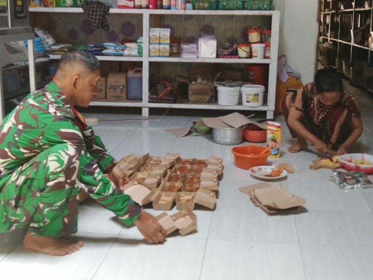 Dukung Ketahanan Pangan, Babinsa Koramil 0321-01/Bangko Kunjungi UMKM Pembuatan Kue Basah di Pekaita