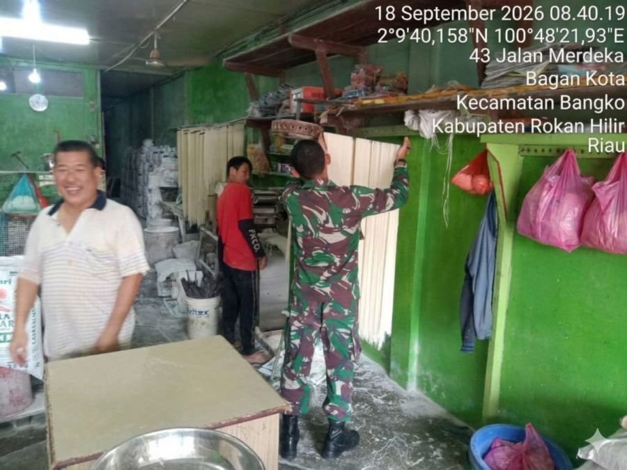Dukung Ketahanan Pangan, Babinsa Koramil 01/Bangko Cek Langsung UMKM Pembuatan Mie di Bagan Barat