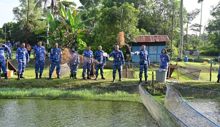 Dukung Ketahanan Pangan, Lanud Roesmin Nurjadin Tebar 20.000 Benih Lele
