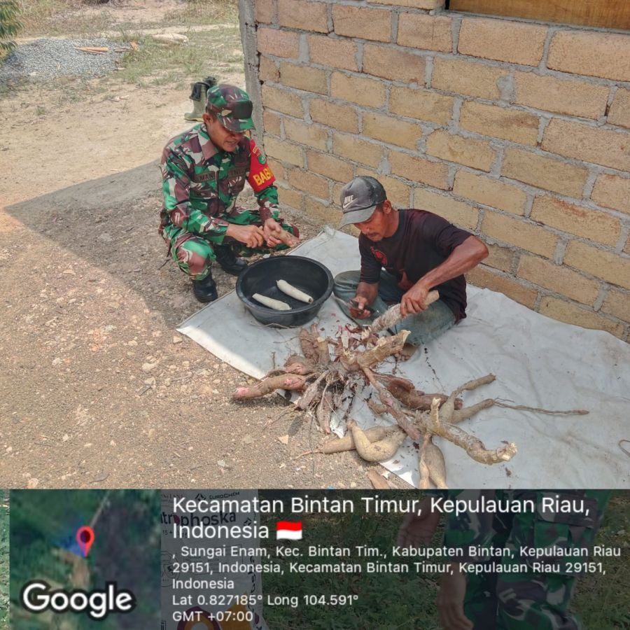 Dukung Kualitas Produk, Babinsa Sungai Enam Himbau Pengrajin Kerupuk Ubi Jaga Standar Produksi