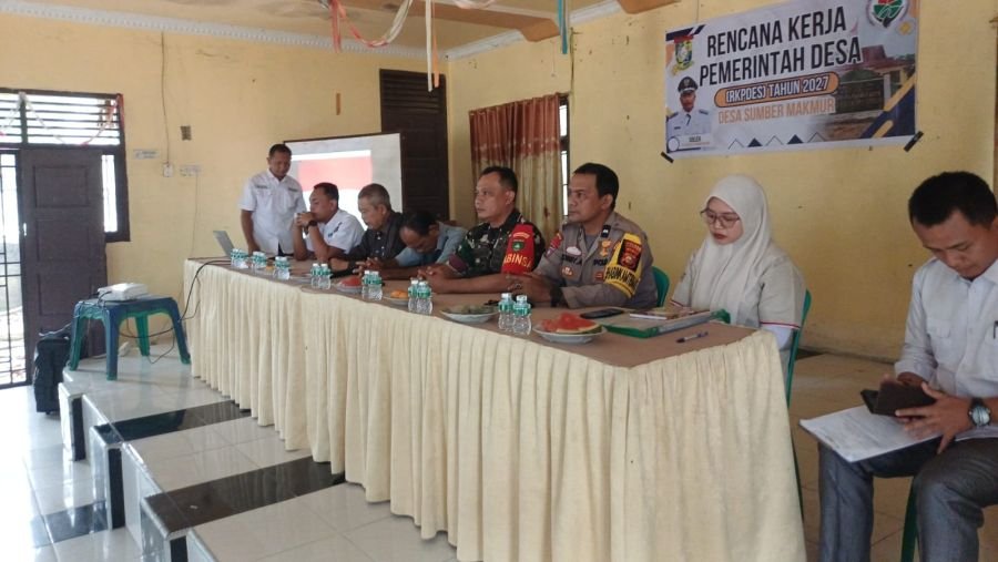 Dukung Pembangunan Desa, Babinsa Koramil 16/Tapung Hadiri Rapat Penetapan RKPDes Sumber Makmur