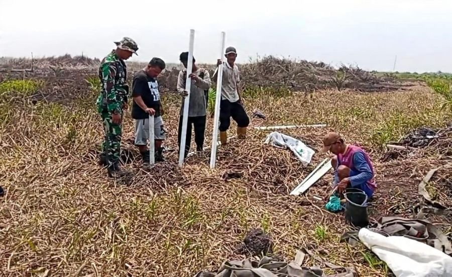 Dukung Penanggulangan Karhutla, Babinsa Koramil 09/Kemuning Dampingi Pembuatan Sumur Bor