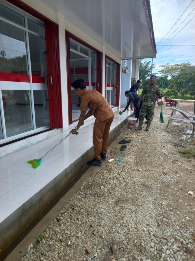Dukung Percepatan Pembangunan KDKMP, Babinsa Sertu Wondo Susilo Bersama Warga Gotong Royong