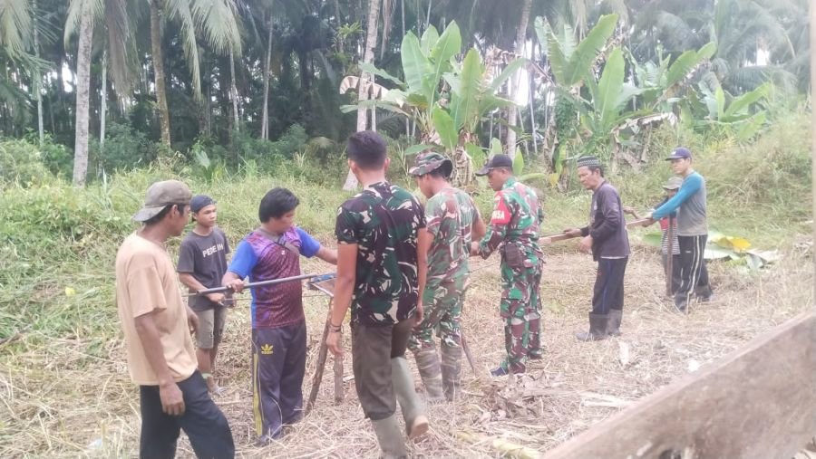 Dukung Program Bapak Presiden Prabowo, Babinsa Koramil 02/TM Kawal Perakitan Besi Jembatan 