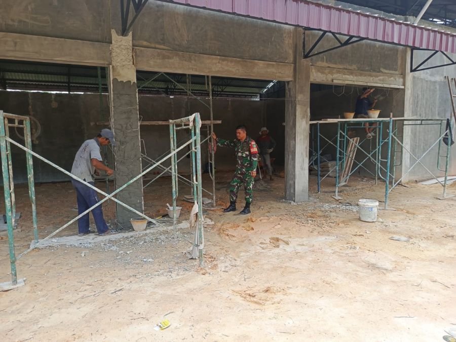 Dukung Program Pemerintah, Babinsa Koramil 01/Rumbai Cek Pembangunan KDKMP