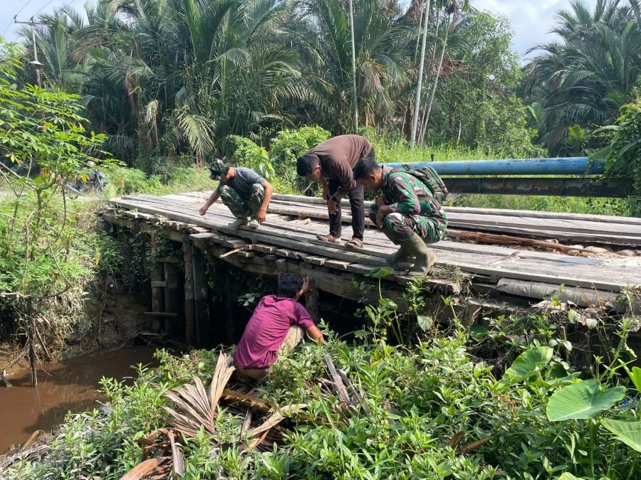 DUKUNG PROGRAM PEMERINTAH, BABINSA KORAMIL 05/GAS MELAKSANAKAN PENGECEKAN  JEMBATAN KAYU DI DESA