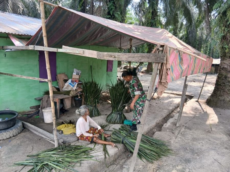 Dukung UMKM Lokal, Babinsa Koramil 05/RM Sambangi Pengrajin Sapu Lidi Sawit di Bangko Balam