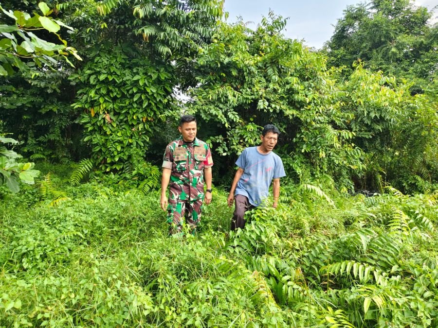 Edukasi Warga Cegah Karhutla, Babinsa Koramil 01/Rumbai Perkuat Komsos