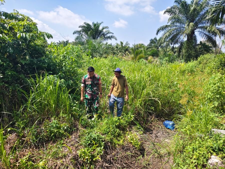 Edukasi Warga Cegah Karhutla, Babinsa Lembah Damai Pastikan Wilayah Nihil Titik Api