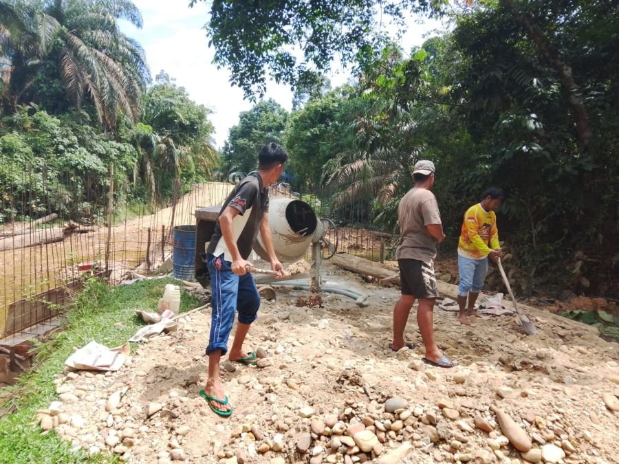 Efesiensi Waktu, Satgas Kodim 0313/KPR Pasang Mal dan Langsung Cor Sayap Jembatan Ramco