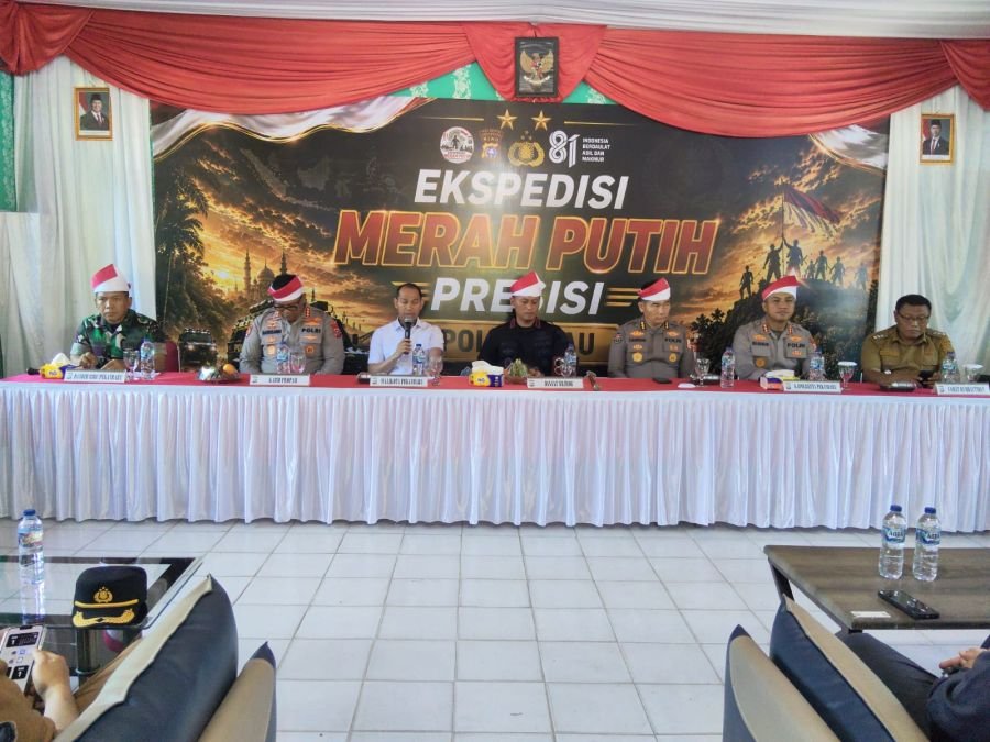 Ekspedisi Merah Putih Presisi Hadir di Okura, Dandim 0301/PBR Dampingi Penyaluran 1.000 Bendera