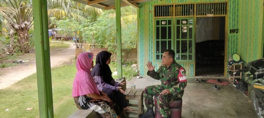 Eratkan Silaturahmi, Babinsa Baturijal Barat Gelar Komsos Bersama Ibu-ibu Warga