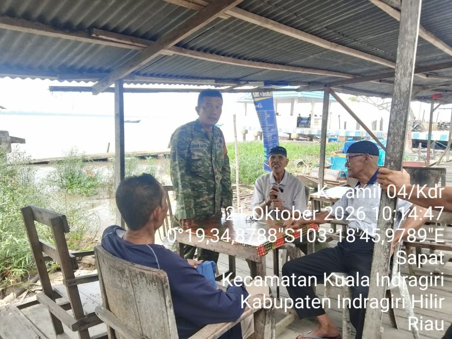 Eratkan Silaturahmi, Serda Erwin Savitri Babinsa 04/Kuindra Komsos dan Pantau SDM Warga Sapat