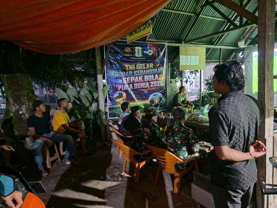 Euforia Piala Dunia, Babinsa Nobar Bersama Warga Sorek Satu