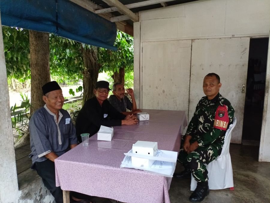 ewat Komsos, Babinsa Koramil 02/Kota Bangun Kesadaran Warga Jaga Kebersihan Lingkungan
