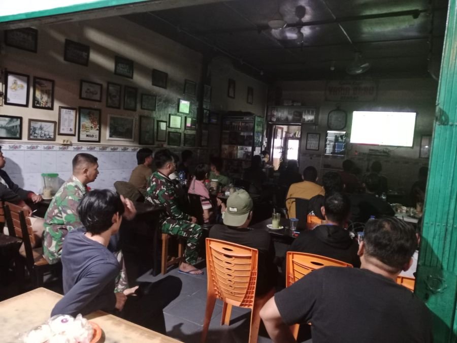 Final Piala Dunia; Babinsa Koramil 01/Rengat Kodim 0302/Inhu Bersama Masyarakat Nobar