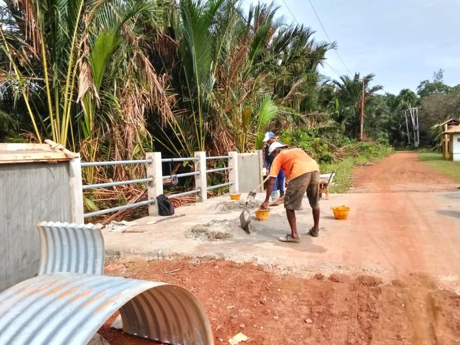 Finishing Dinding Pengaman Jembatan Sungai Mata I Dikebut
