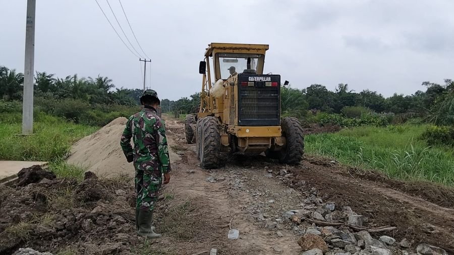Fokus pada Kualitas Jalan Sasaran TMMD Ke-129, Satgas Kodim 0313/KPR Kerahkan 7 Unit Dump Truck Rata