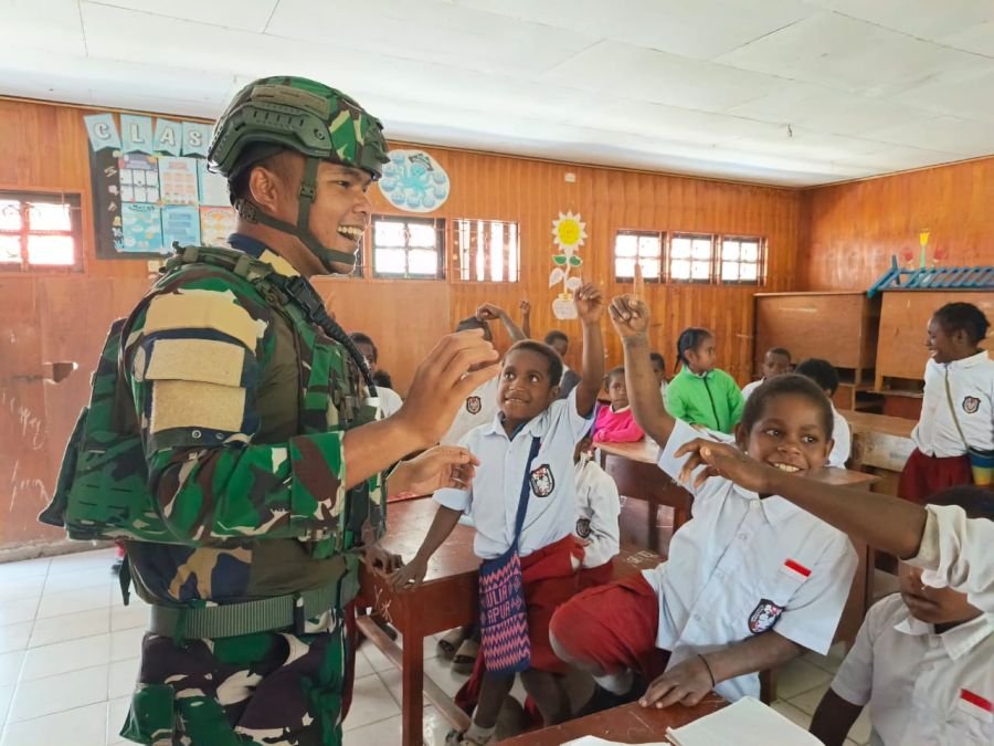Gadik Satgas Yonif 136/Tuah Sakti Hadir Menumbuhkan Semangat Belajar Anak Papua