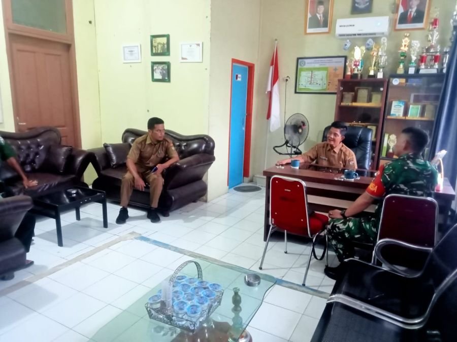 *Gali Informasi Babinsa Koramil 06 Siak Hulu Kosmos Dengan Perangkat Desa*