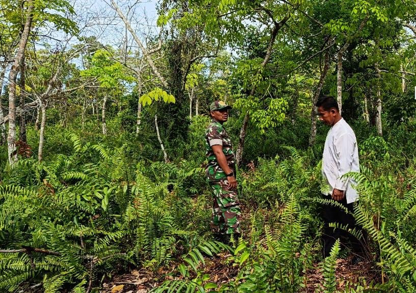 Gandeng Masyarakat, Babinsa Koramil 06/Merbau Perkuat Patroli Karhutla di Desa Pelantai