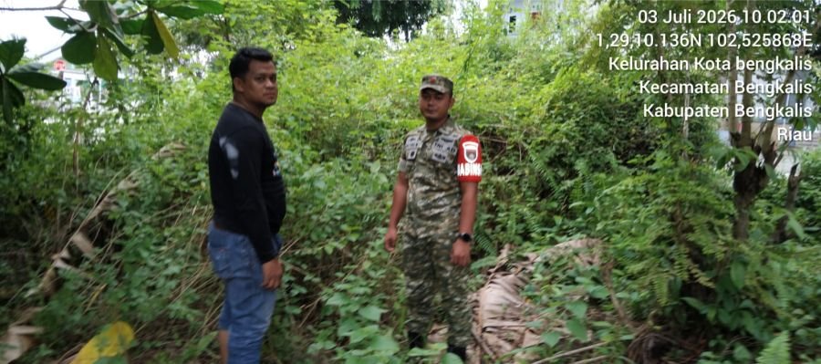 Gandeng MPB Desa Sebauk, Babinsa Koramil 01 Bengkalis Pantau Karhutla
