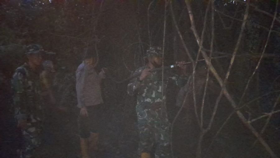 Gelap Menjelang, Danramil Merbau dan Tim Mabes TNI Hadang Api