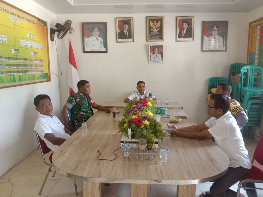 Gelar Komsos di Desa Koto Ranah, Babinsa Serda Anjas Ingatkan Bahaya Karlahut dan Narkoba