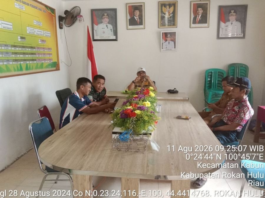 Gelar Komsos di Kantor Desa Koto Ranah, Serda Anjas Imbau Aparatur Desa Ajak Warga Kibarkan Merah Pu