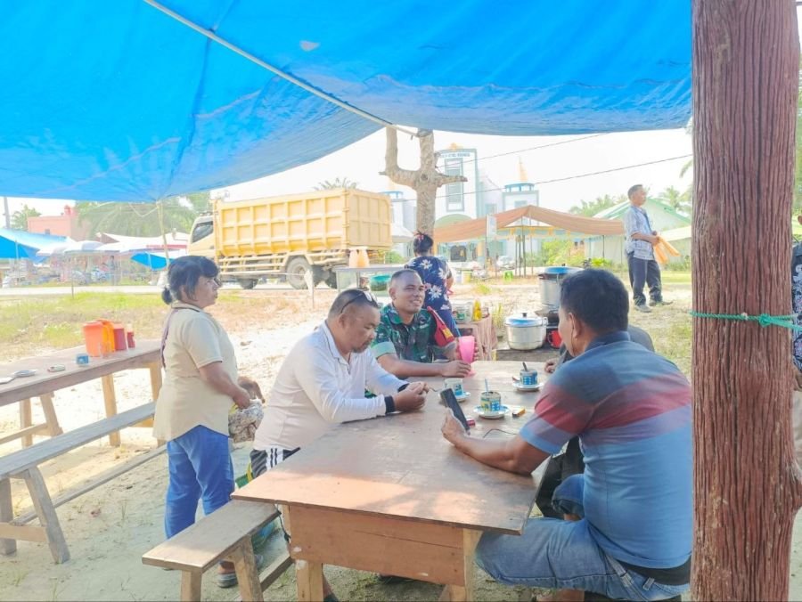 Gelar Komsos Warung Kopi, Sertu Rustam Sitompul Serap Informasi Desa Seberida
