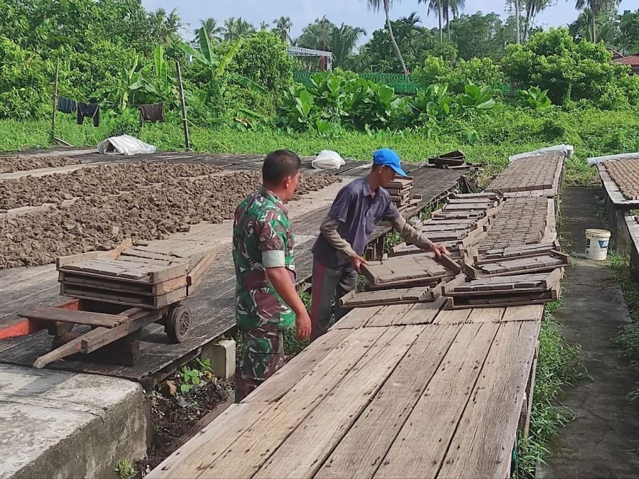 Gencar UMKM, Personel Koramil 0321-01/Bangko Cek Pembuatan Terasi di Bagan Hulu