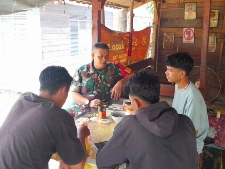 Gencarkan Komsos, Babinsa Koramil 01/Bangko Jaring Minat Pemuda Jadi Prajurit TNI