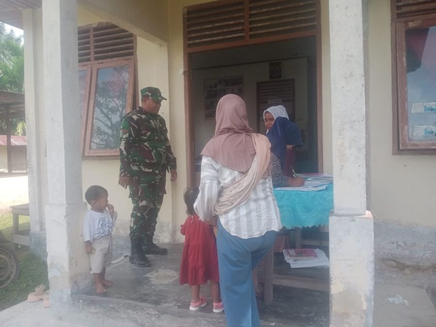 Gencarkan Penanganan Gizi, Babinsa Koramil 01/Siak Bersama Bidan Desa Cek Langsung Anak Stunting